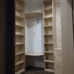 Угловой шкаф-купе с радиусными полками №458 внутри