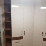 Угловой шкаф с выдвижными ящиками №435 Угловой встроенный шкаф в прихожей №437 сбоку