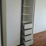 Угловой шкаф в профиле №485 Зеркальный угловой шкаф в спальню №486 наполнение